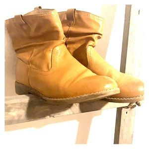 Half inch healed fashion boots.